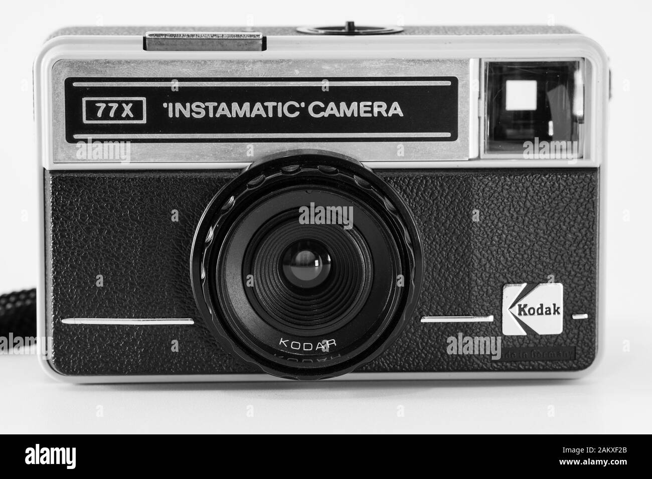 Vorderansicht einer Kompaktkamera mit Kodak Modell 'Instamatic Camera 77x', das Schwarzweißbild in Schwarz-Weiß. Stockfoto