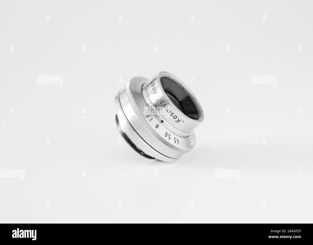 Altes Objektiv, 60 mm Marke "Kosmos", fotografiert auf weißem Hintergrund, in Schwarzweiß aufgenommen. Stockfoto