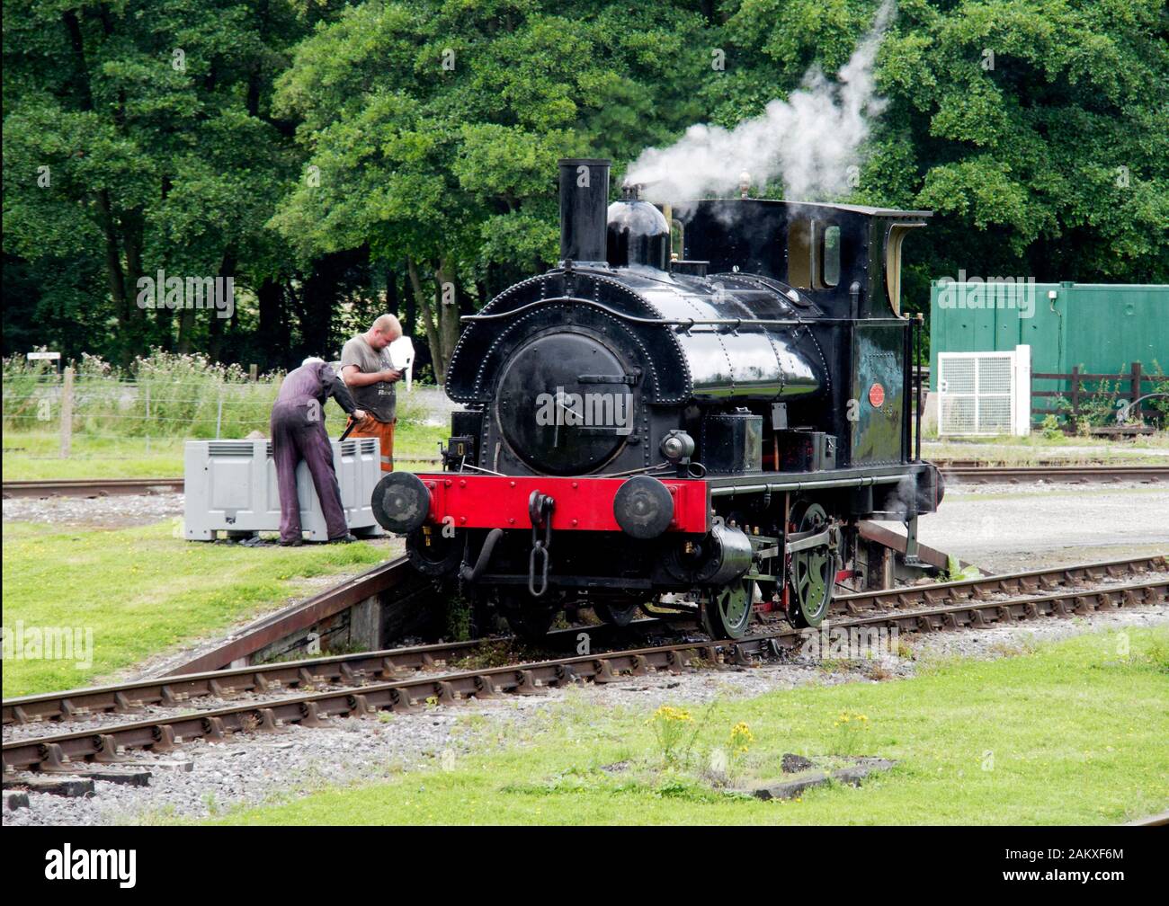 Eine kleine 0-4-0 tank Sattel tank Engine, bekannt als "Mops" und für industrielle Rangierarbeiten eingesetzt für den Dienst an der Schiene, Rowsley vorbereitet ist. Stockfoto