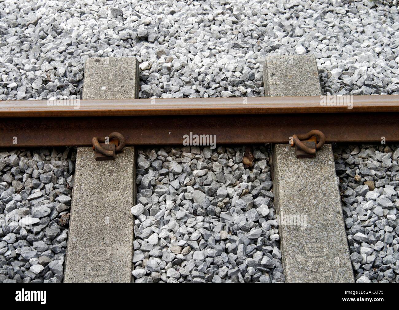 Bahn dauerhafte Weise mit flachem Boden Schiene befestigt zu Betonschwellen mit Pandrol PR Art Clips. Stockfoto