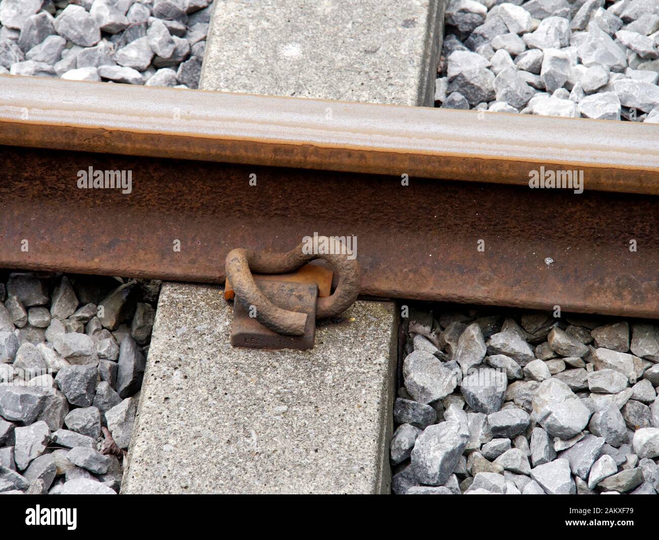 Bahn dauerhafte Weise mit flachem Boden Schiene befestigt zu Betonschwellen mit Pandrol PR Art Clips. Stockfoto