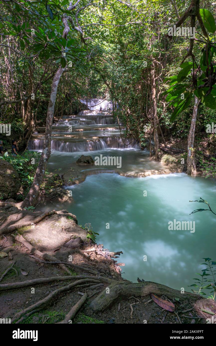 Die saubere Wasserfall gibt es einen smaragdgrünen Farbe durch die Reflexionen von Bäumen und Flechten, die durch die gelben Kalkstein zirkulierenden verursacht. Huai Mae Kh Stockfoto