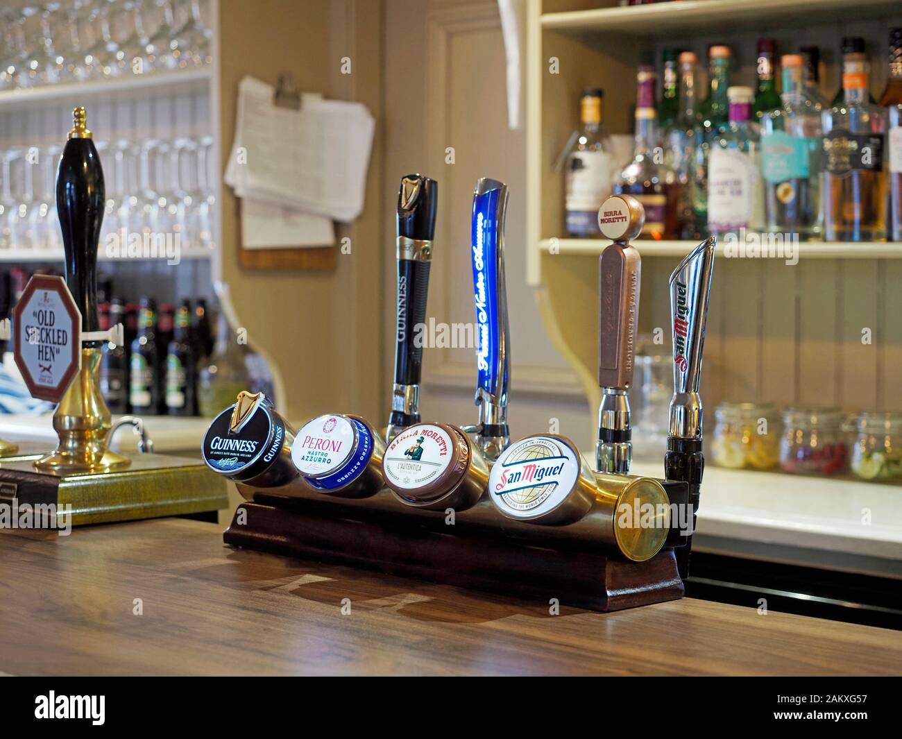 Die sehr ordentlich und sauber Bar eines kleinen Landes Hotel bereit für die Kunden und bietet eine Auswahl an echten und Biere und Ales. Stockfoto