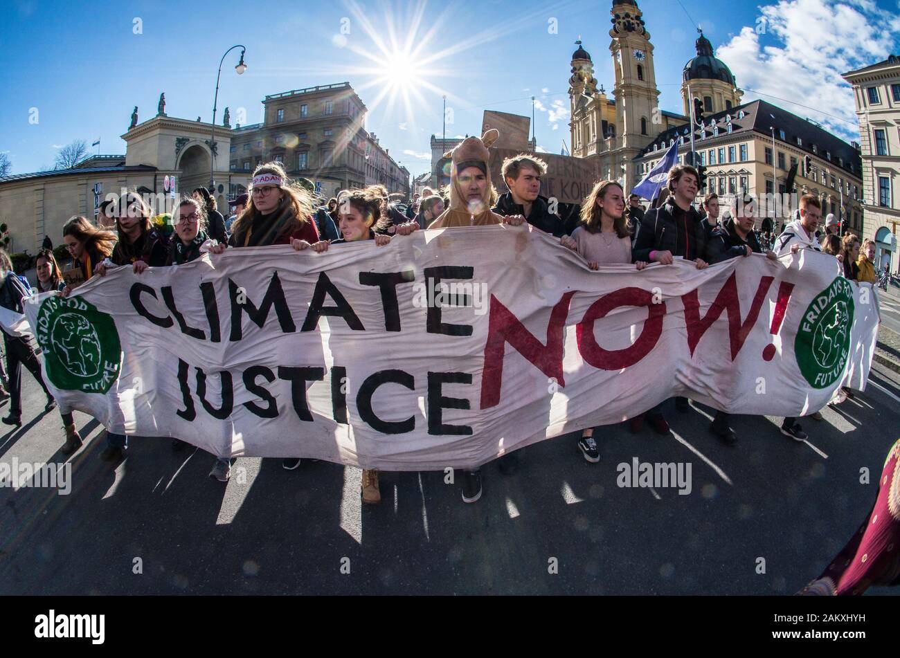 München, Deutschland. 10. Jan 2020. Klima Aktivisten von Freitag für zukünftige März während einer stillen Protest Aktion an der Siemens Hauptverwaltung in München, Deutschland. Siemens hat vor kurzem unter Feuer für seine Partnerschaft mit dem adani Carmichael Coal Mine Projekt in Australien kommen. Credit: Sachelle Babbar/ZUMA Draht/Alamy leben Nachrichten Stockfoto