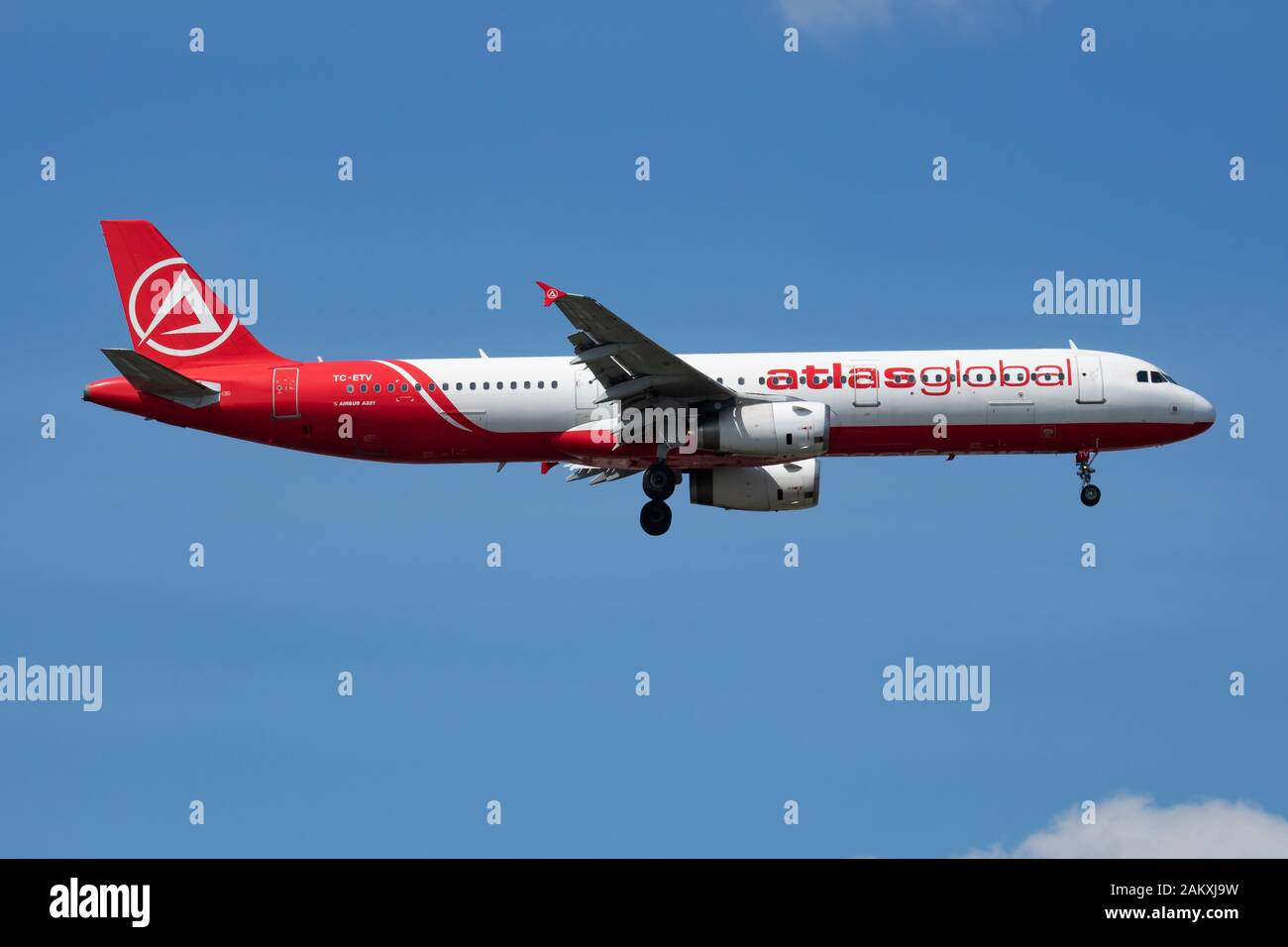 Istanbul/Türkei - 28. März 2019: Ankunft und Landung des Passagierflugzeugs AtlasGlobal Airbus A321 TC-ETV am Flughafen Istanbul Atatürk Stockfoto