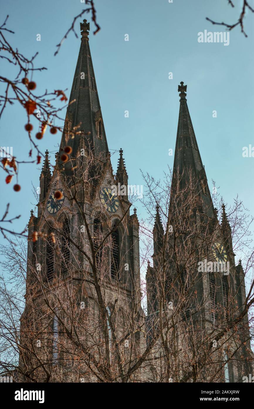 Prag Tschechien 10. Januar 2020 - Schöner Morgenblick auf Namesti Miru mit alten Bäumen vor der Kirche St. Ludmila unter warmer Sonne l Stockfoto