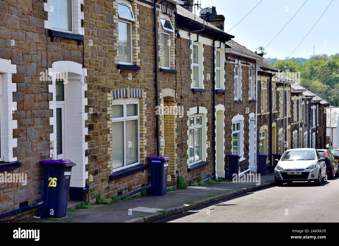 Reihe der kleinen Reihenhäusern entlang der Straße in Pontypool, South Wales, Großbritannien Stockfoto