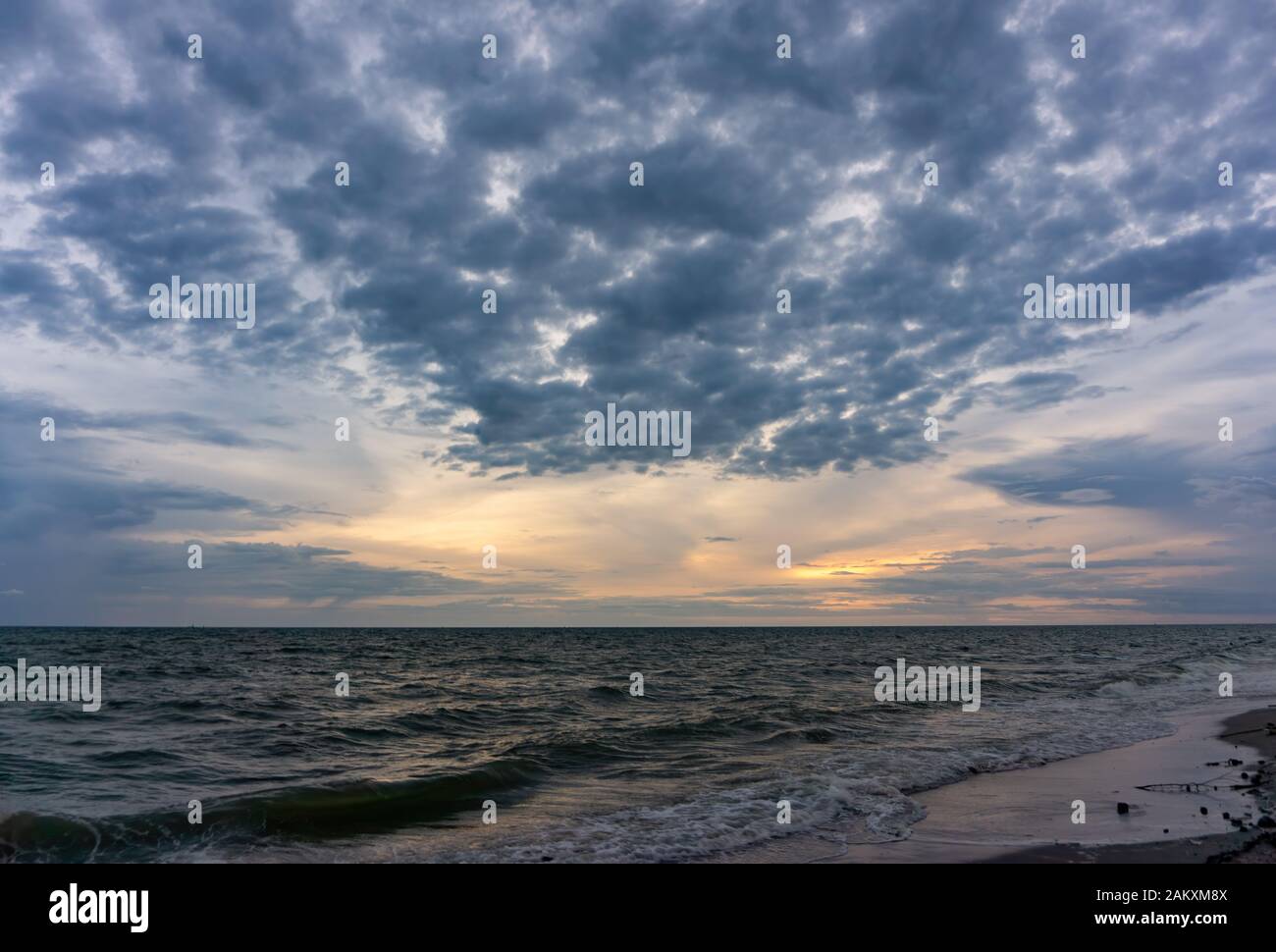 Der Abendhimmel hat Wolken voller Himmel, das Licht der Sonne reflektiert Meerwasser, Meeresoberfläche Stockfoto
