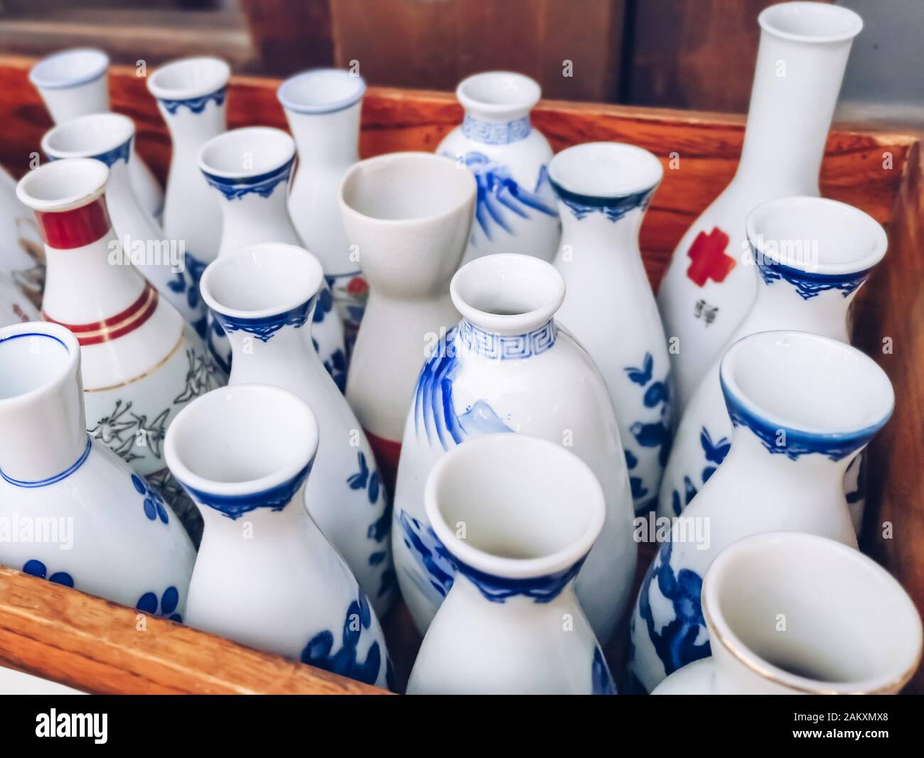 Sammlung von traditionellen japanischen Keramik weiß und blau Sake Pitchers oder Tokkuri Stockfoto