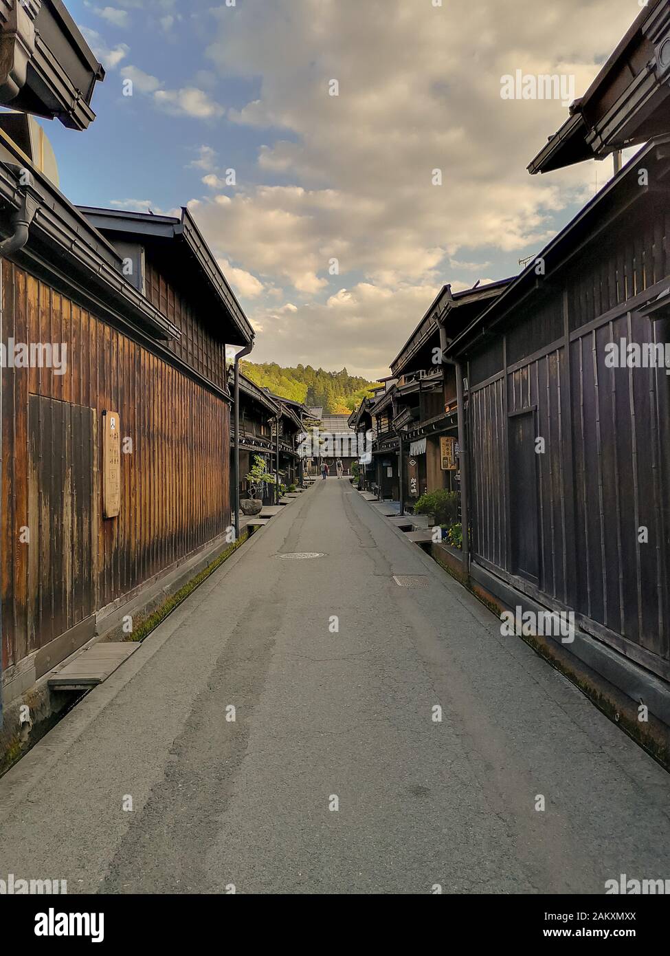 Stadtzentrum der alten traditionellen japanischen Bergstadt Takayama in der Präfektur Gifu mit authentischen Holzbauten Stockfoto