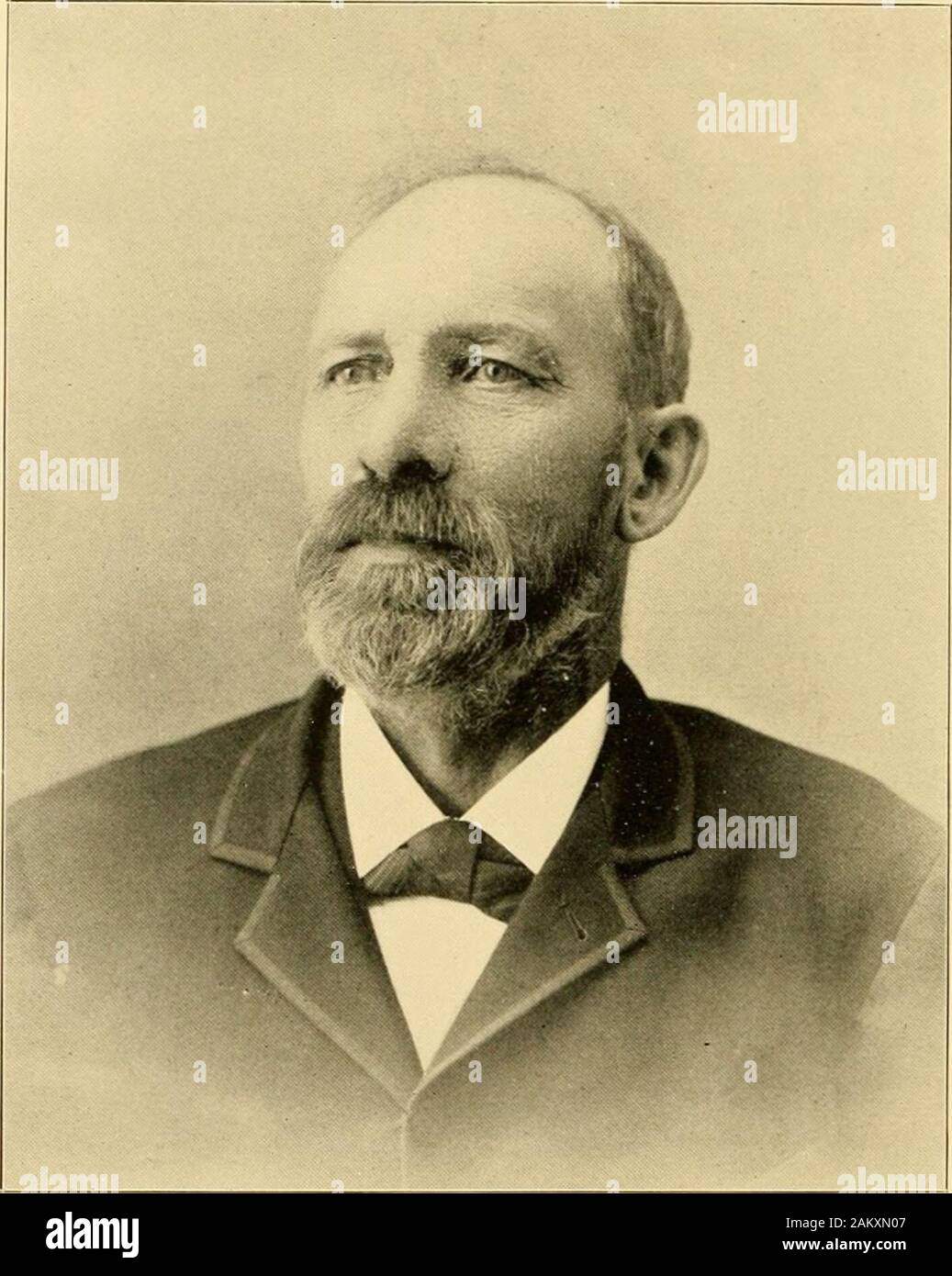 Porträt und biographischen Aufzeichnung von Orange County, New York, mit Portraits und Biographische Skizzen von Prominenten und repräsentative Bürger der countyTogether mit Biographien und Porträts aller Präsidenten der Vereinigten Staaten. Er oppositecrew Verwechslung einen Zug. Sein Auto kollidierte mit dem anderen, seinem Feuerwehrmann getötet zu werden, und er escapedonly durch einen Sprung aus dem Zug. Zusätzlich zu seinen anderen Interessen, Herr Moore isa-Direktor im Granit-zustand Vorsehung Build- und Darlehenskasse. Politisch ist er ein Re - der Zöllner und sozial hält die Mitgliedschaft in Uni-ty Division Nr. 292, Stockfoto