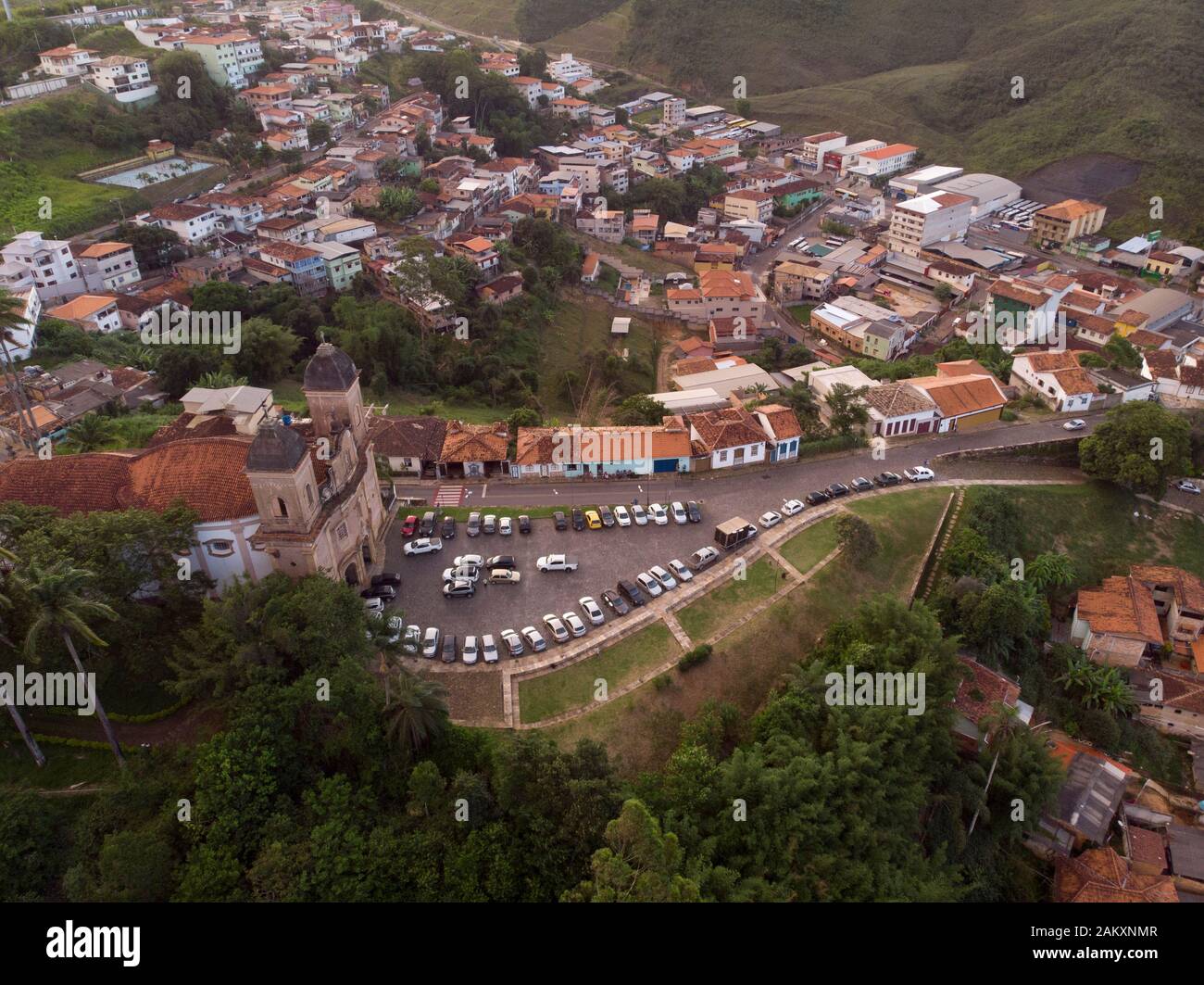 Luftbild des heiligen Peter der Geistkirche in Mariana, Brasilien, auf einem Hügel mit Parkplatz vor und Nachbarschaft im Hintergrund Stockfoto