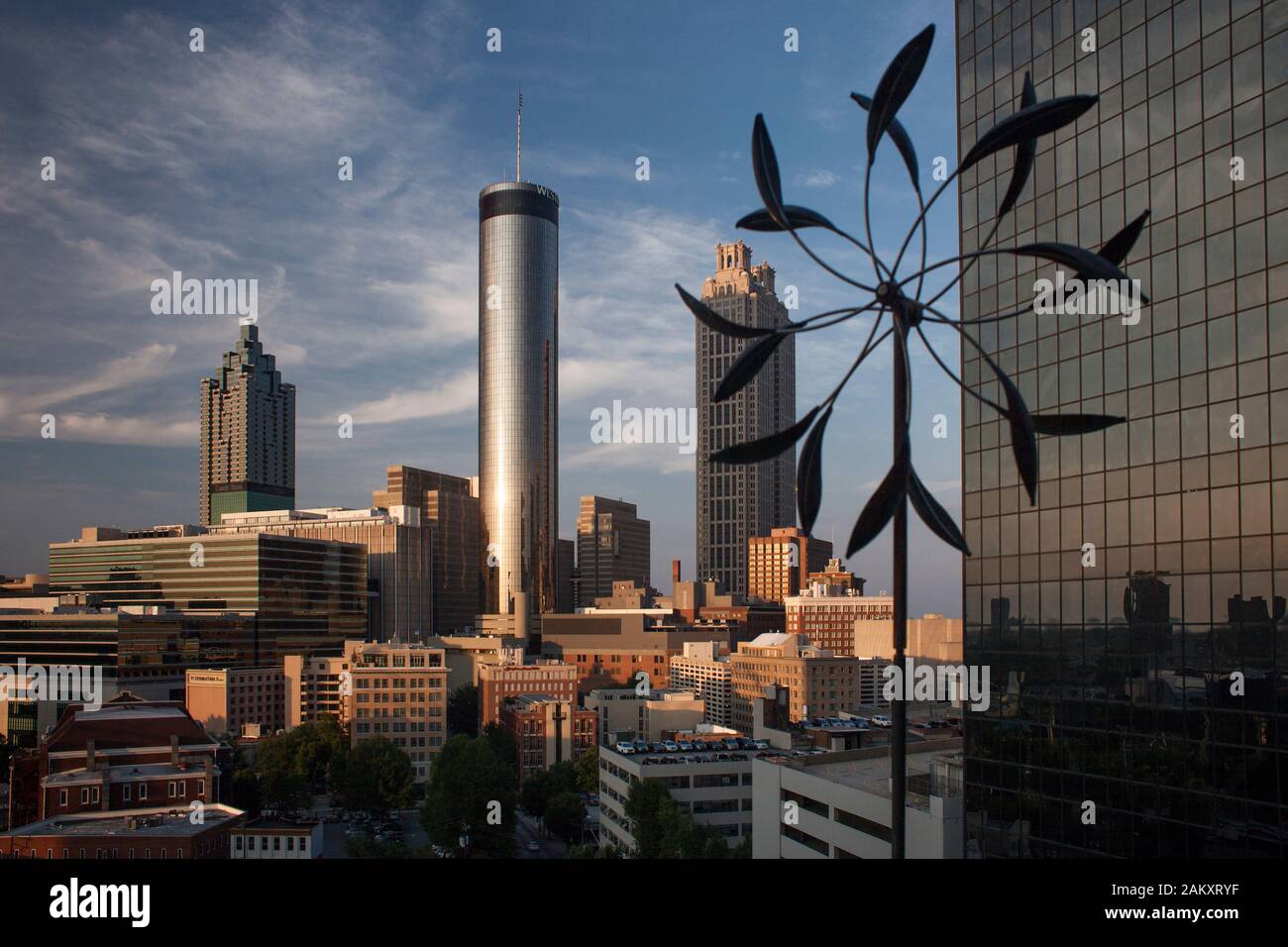 Sonnenuntergang Panoramaansicht der Skyline von Atlanta, mit dem Wolkenkratzer Westin Peachtree Plaza im Zentrum von Georgia, USA Stockfoto