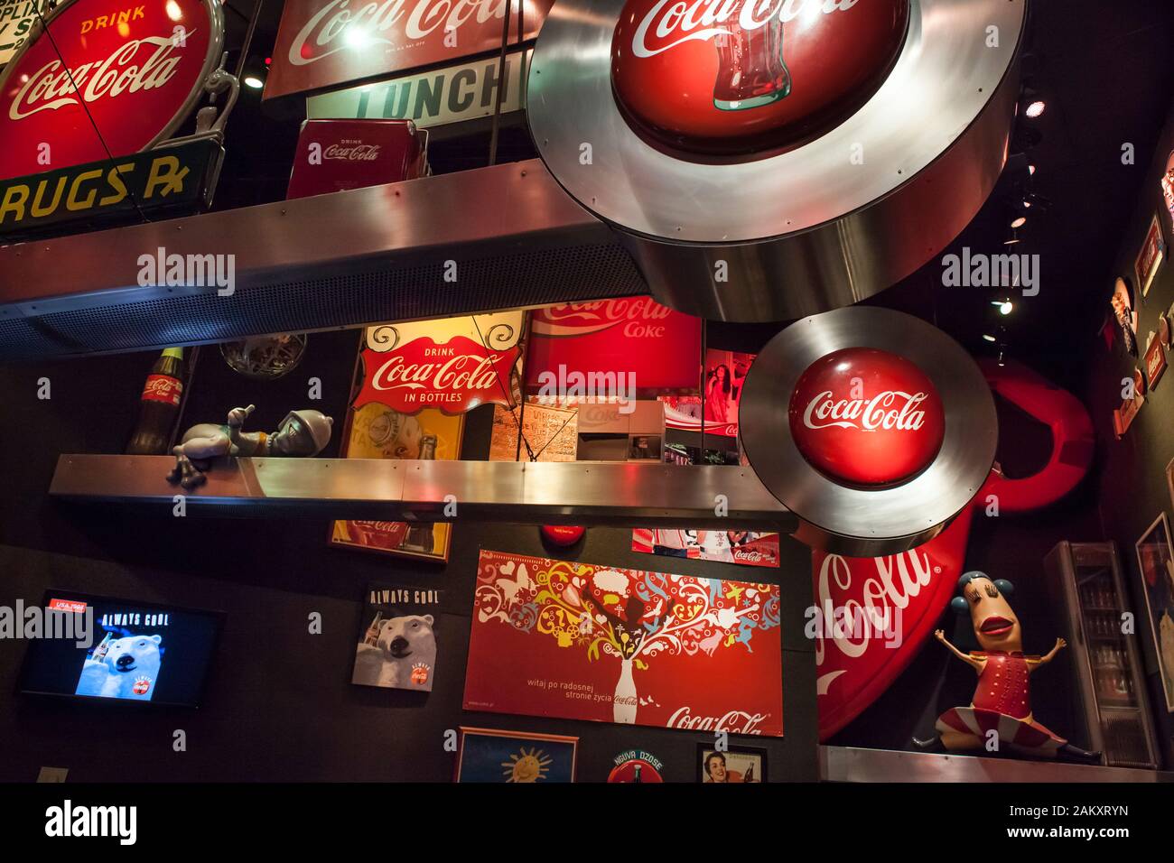 Bunter horizontaler Schuss eines Teils der Erinnerungsstücke im World of Coca-Cola Museum, Atlanta, Georgia, USA Stockfoto