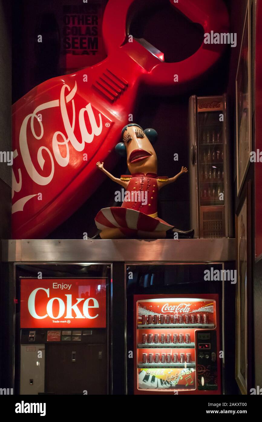 Bunte vertikale Aufnahme einiger Verkaufsautomaten und Erinnerungsstücke des World of Coca-Cola Museums, Atlanta, Georgia, USA Stockfoto