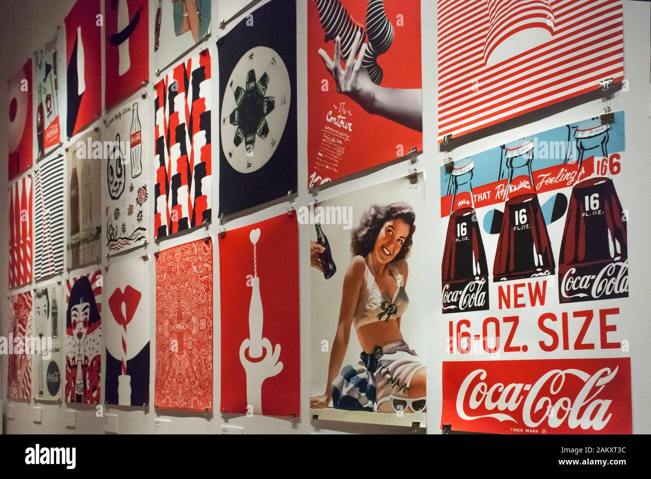 Bunte horizontale Aufnahme einiger Anzeigen im World of Coca-Cola Museum, Atlanta, Georgia, USA Stockfoto
