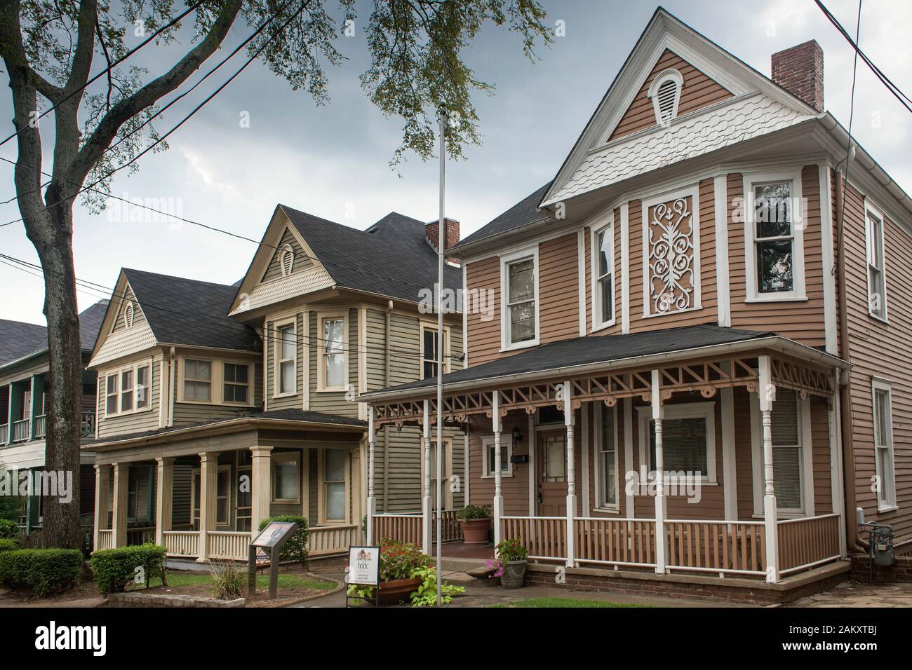 Reihe von Häusern in Auburn Ave, Nachbarschaft, in der Martin Luther King geboren und aufgewachsen ist, King Historic District, Atlanta, Georgia, USA Stockfoto