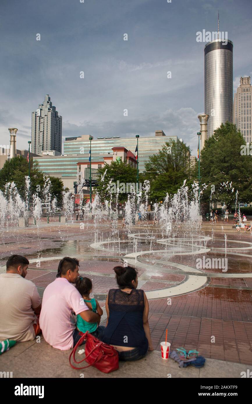 Vertikaler Schuss einer Familie, die die Sound-Show im Centennial Olympic Park Fountain, Downtown Atlanta, Georgia, USA, genießt Stockfoto
