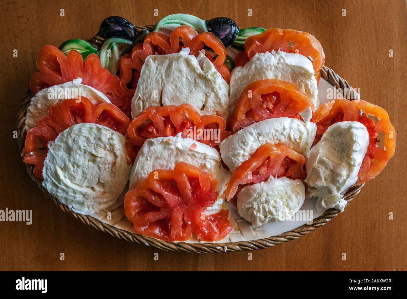 Die Tomate orrento" und Büffel Mozzarella Caprese Salat zubereitet serviert traditionelle italienische Rezeptur in Weiß Teller Stockfoto