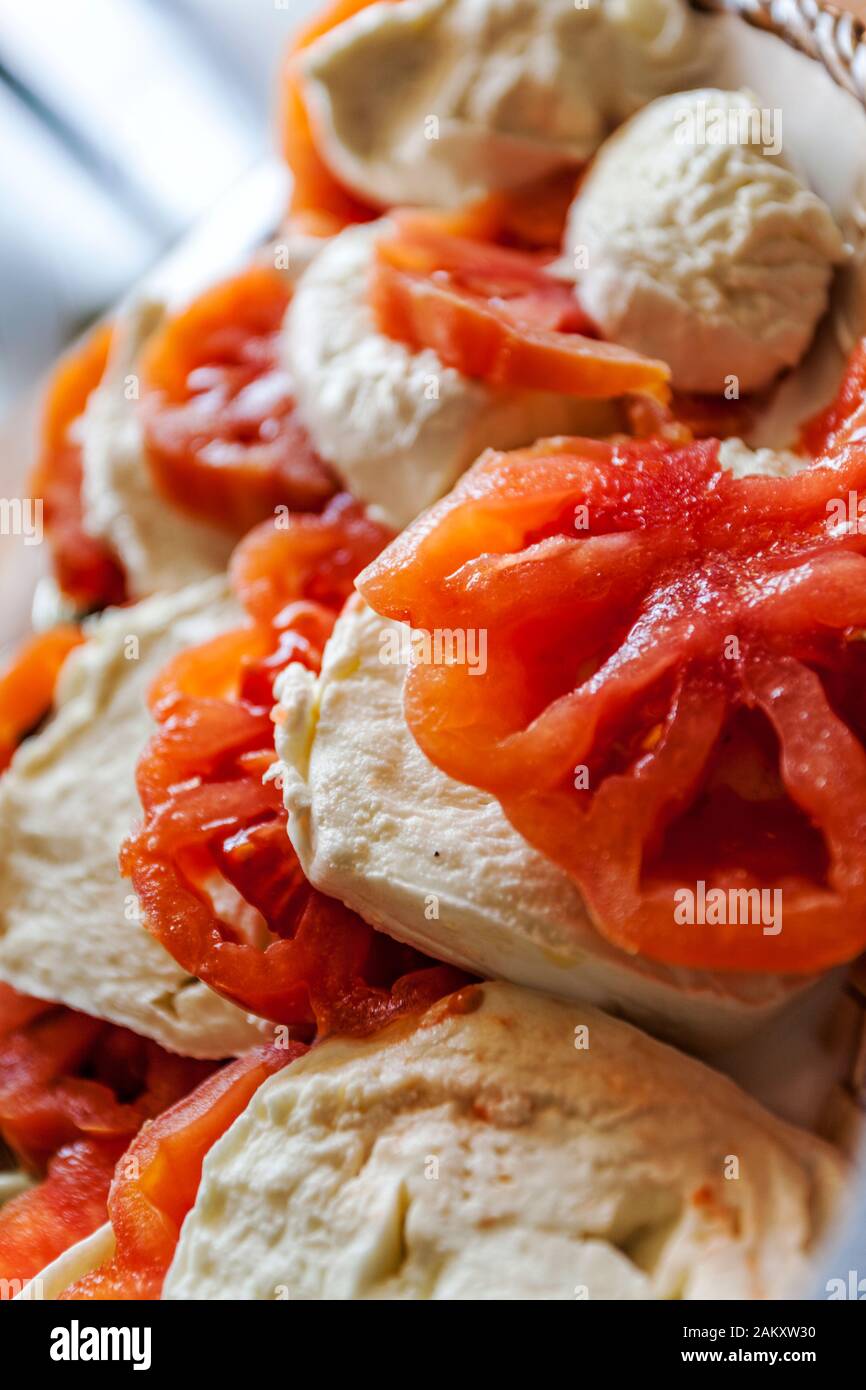 Die Tomate orrento" und Büffel Mozzarella Caprese Salat zubereitet serviert traditionelle italienische Rezeptur in Weiß Teller Stockfoto