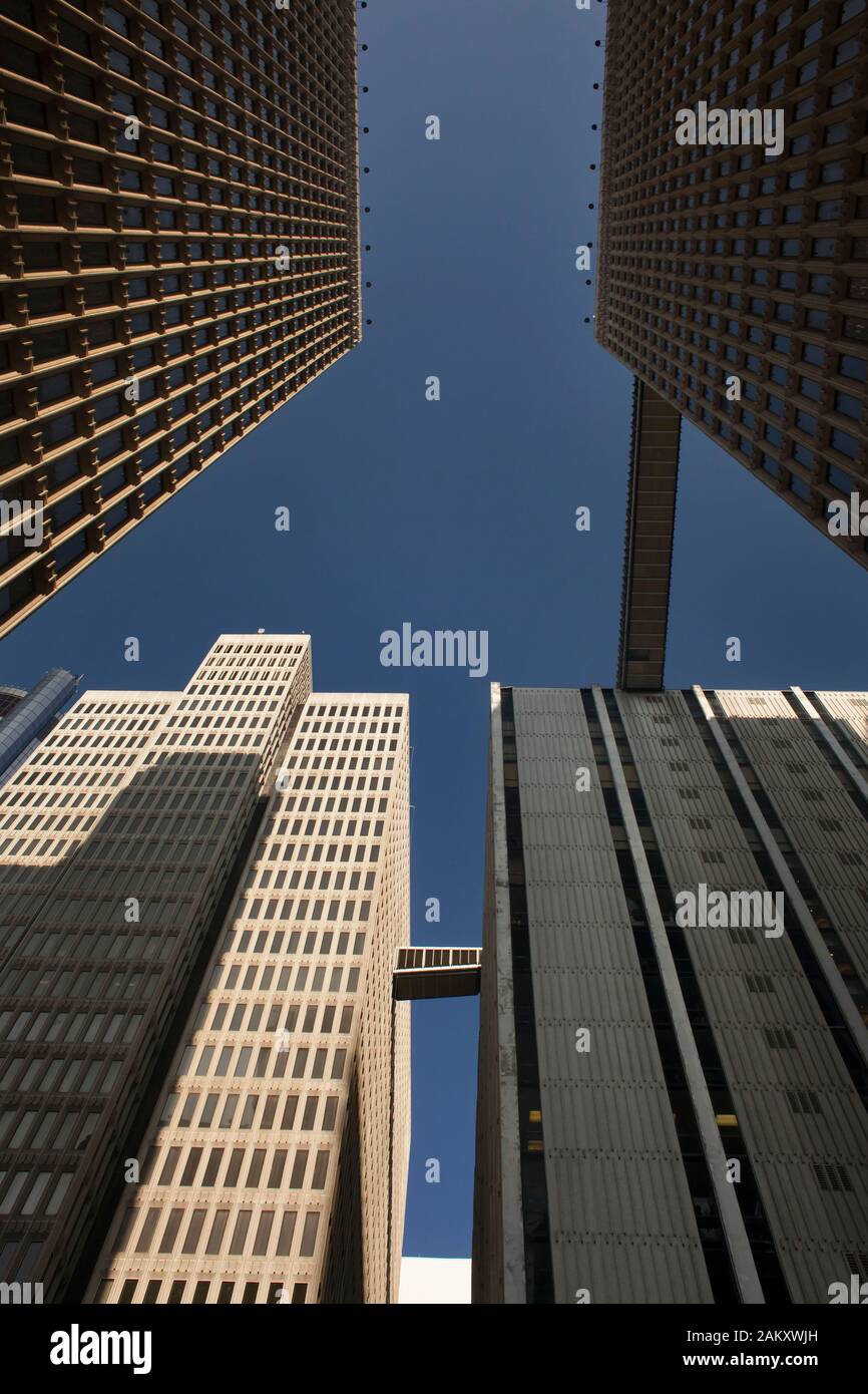 Niedrigen Winkel Vertikaler vier Skyway verbunden Wolkenkratzer des Peachtree Center in der Innenstadt von Atlanta, Georgia, USA Stockfoto