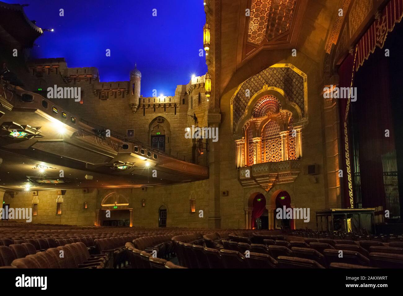 Panoramablick auf die Stände, die Bühne und die blaue, aufgehellte Decke des im orientalischen Stil gestalteten Fox Theatre, Midtown Atlanta, Georgia, USA Stockfoto