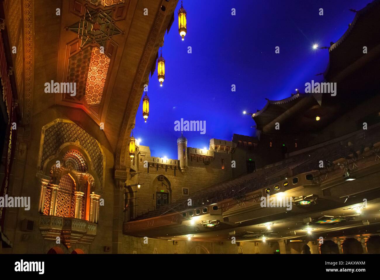 Flacher horizontaler Schuss der blauen, aufgehellten Decke und Einrichtung im orientalischen Stil des Fox Theatre, Midtown Atlanta, Georgia, USA Stockfoto