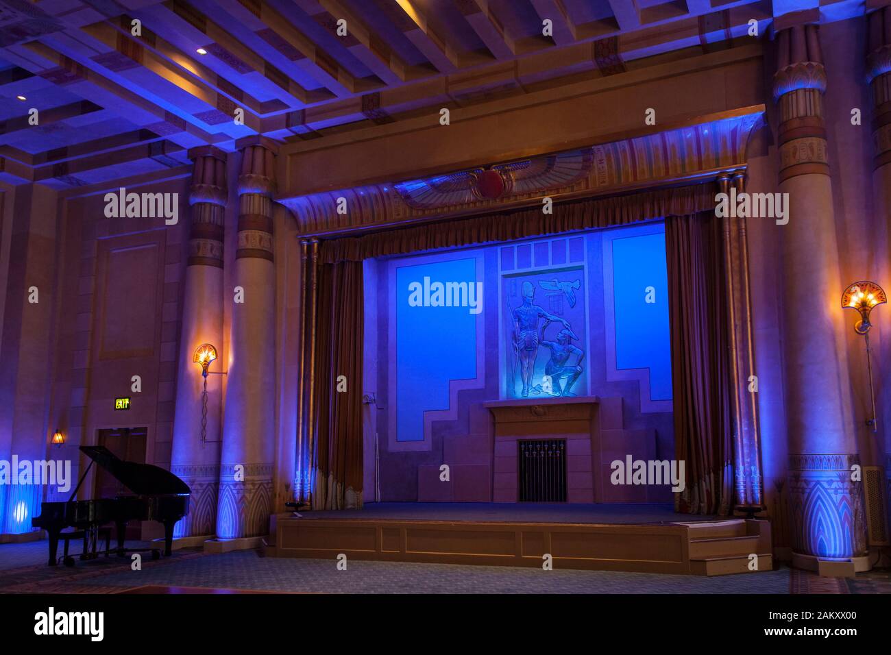 Aufgehellte ägyptische Ballsaal-Bühne und Klavier im Fox Theatre, Midtown Atlanta, Georgia, USA Stockfoto