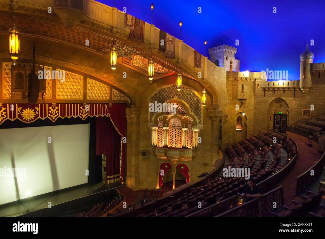 Luftaufnahme der Stände, der Bühne und der blauen, aufgehellten Decke des im orientalischen Stil dekorierten Fox Theatre, Midtown Atlanta, Georgia, USA Stockfoto