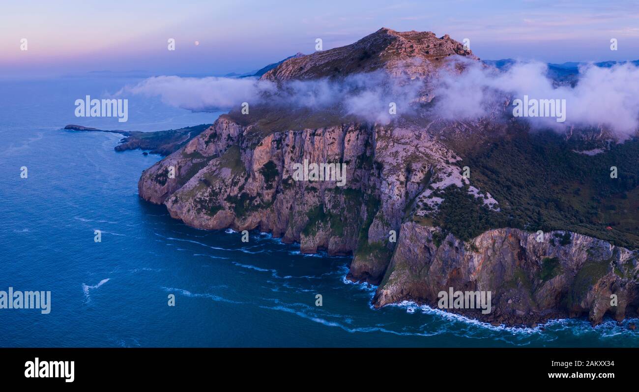 Luftbild, Mount Candina, Liendo, Liendo-Tal, Montaña Oriental Costera, Kantabriensee, Kantabrien, Spanien, Europa Stockfoto