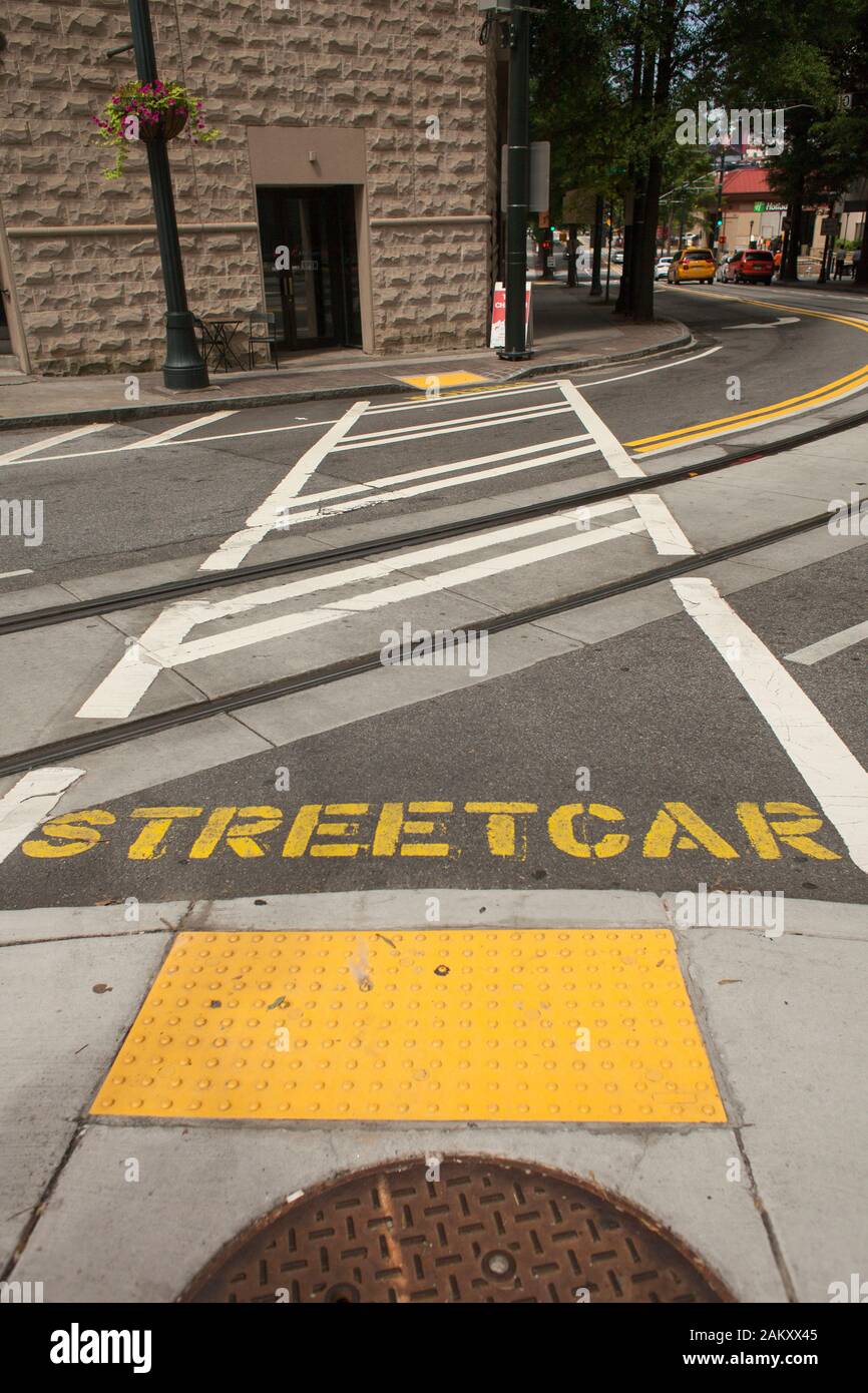 Straßenauto (kostenloser Trolley in der Innenstadt), Schild und Kreuzung am Andrew Young International Blvd, Atlanta, Georgia, USA Stockfoto