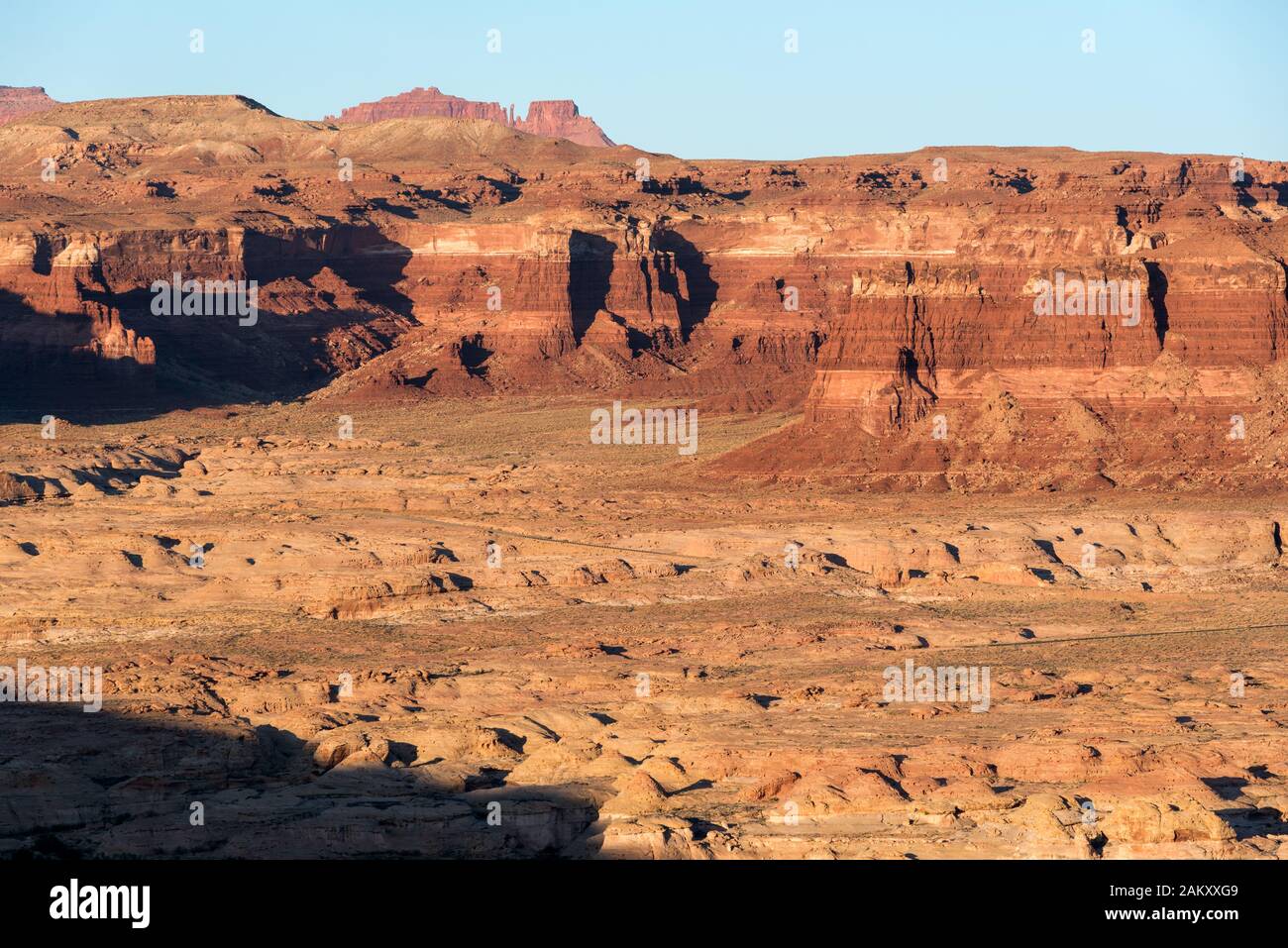 Utah State Route 95 Schneiden durch durch die Wüste in der Nähe von Hite, Utah. Stockfoto
