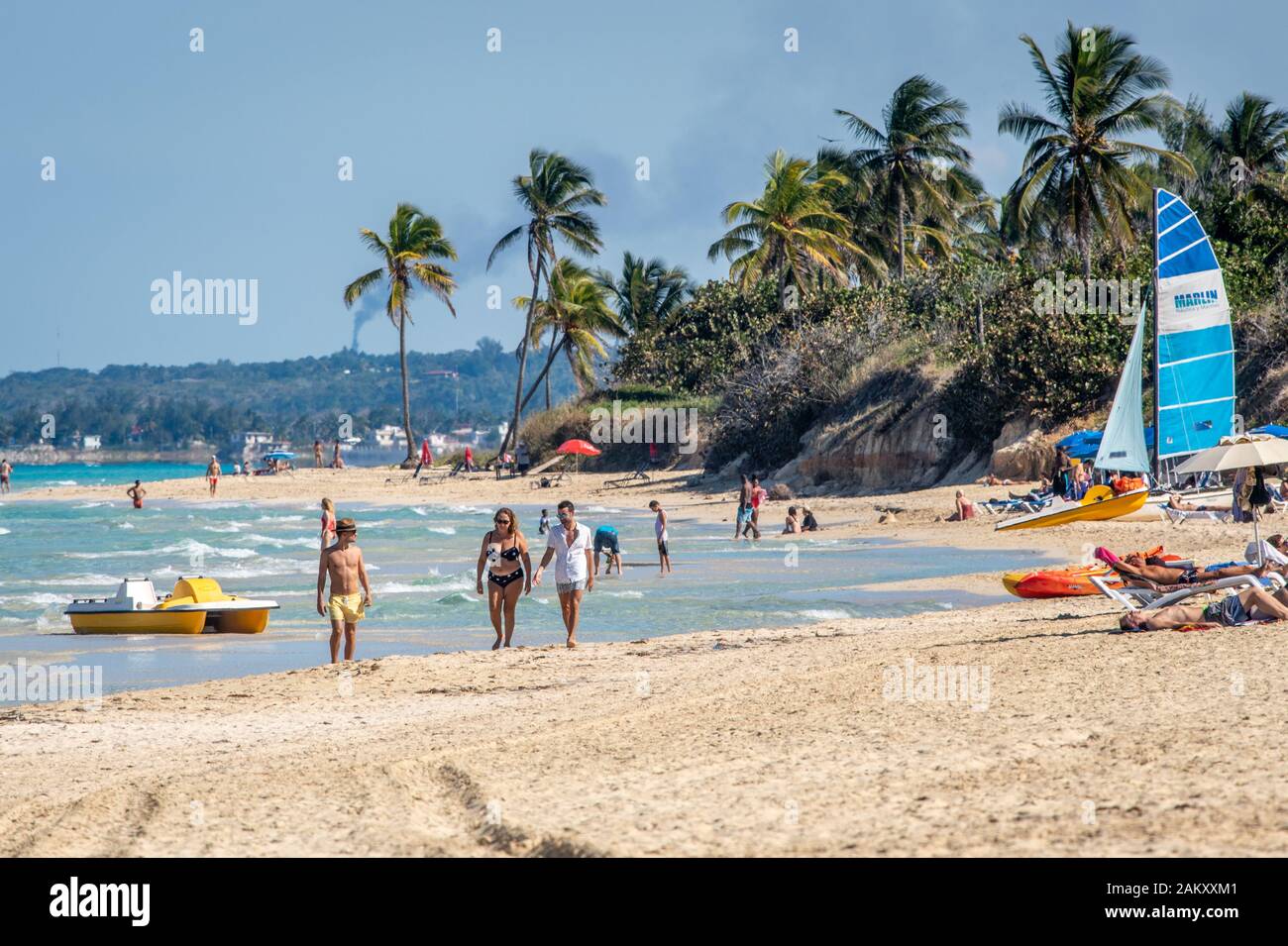 Die Menschen genießen die Sonne bei Santa Maria del Mar Beach, Havanna, Kuba Stockfoto