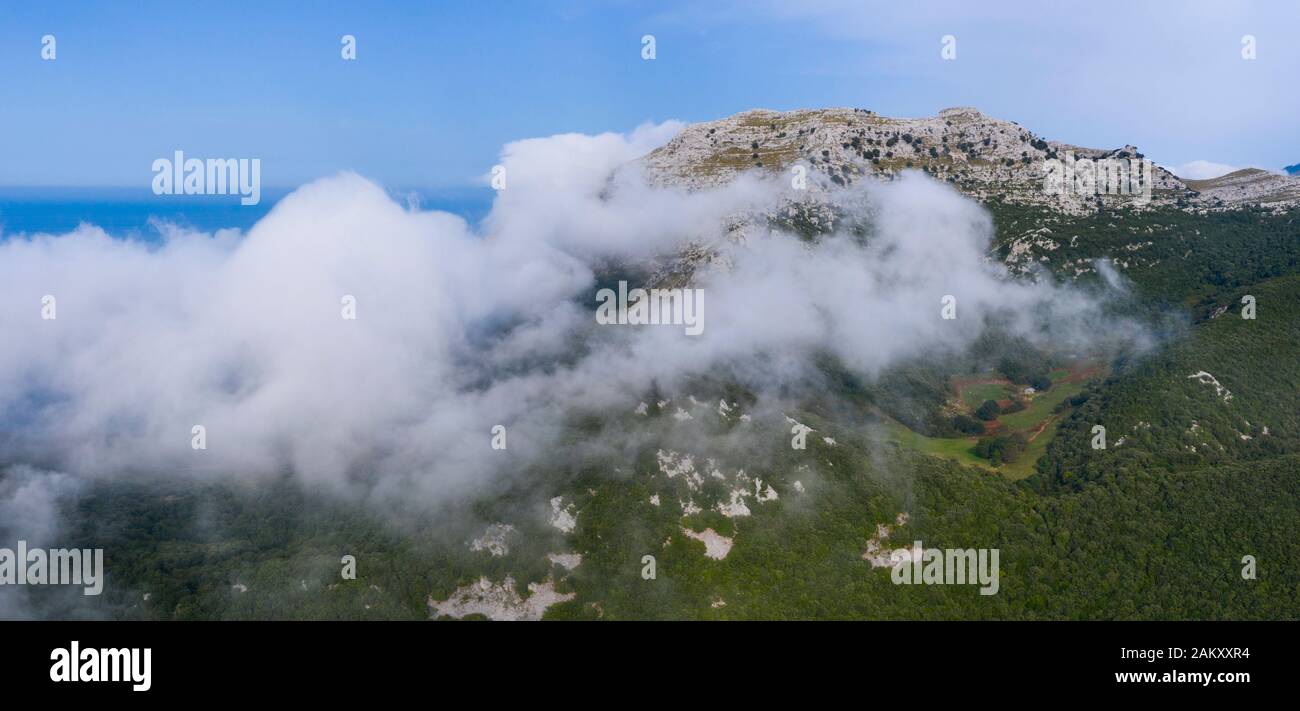 Luftbild, Mount Candina, Liendo, Liendo-Tal, Montaña Oriental Costera, Kantabriensee, Kantabrien, Spanien, Europa Stockfoto