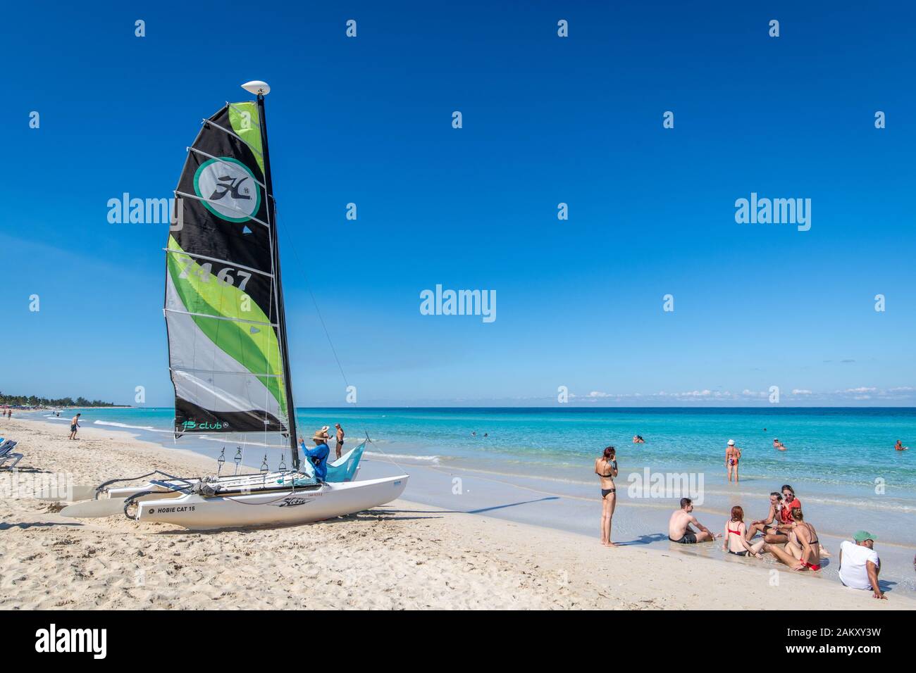 Einen kleinen Katamaran Vorbereitung von Santa Maria del Mar Beach, Havanna, Kuba aufgerufen werden kann. Stockfoto