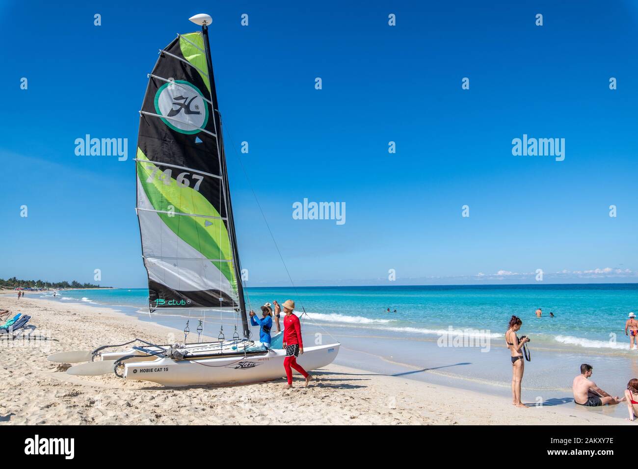 Einen kleinen Katamaran Vorbereitung von Santa Maria del Mar Beach, Havanna, Kuba aufgerufen werden kann. Stockfoto