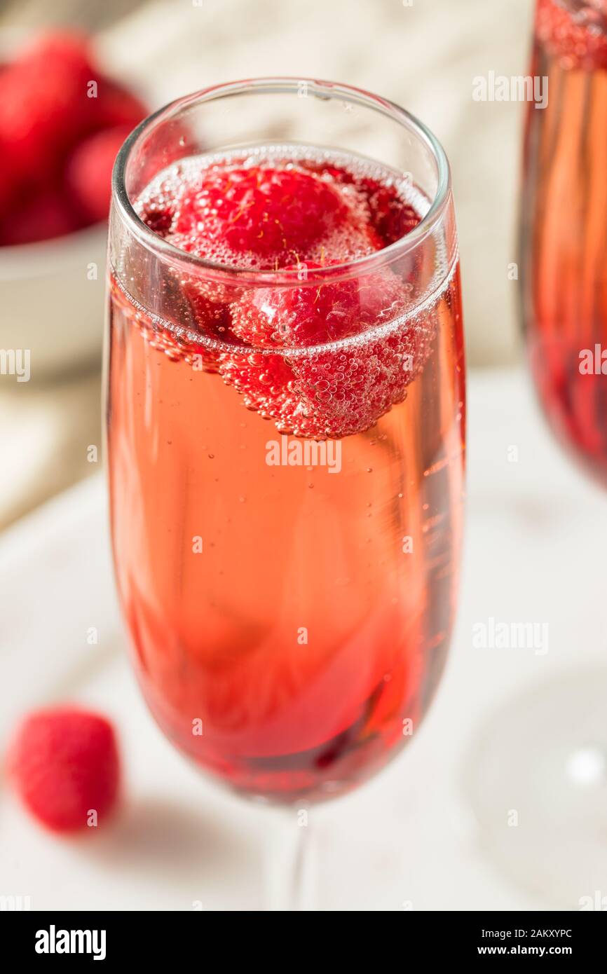 Erfrischende alkoholische Kir Royale mit Sekt Himbeeren Stockfotografie ...