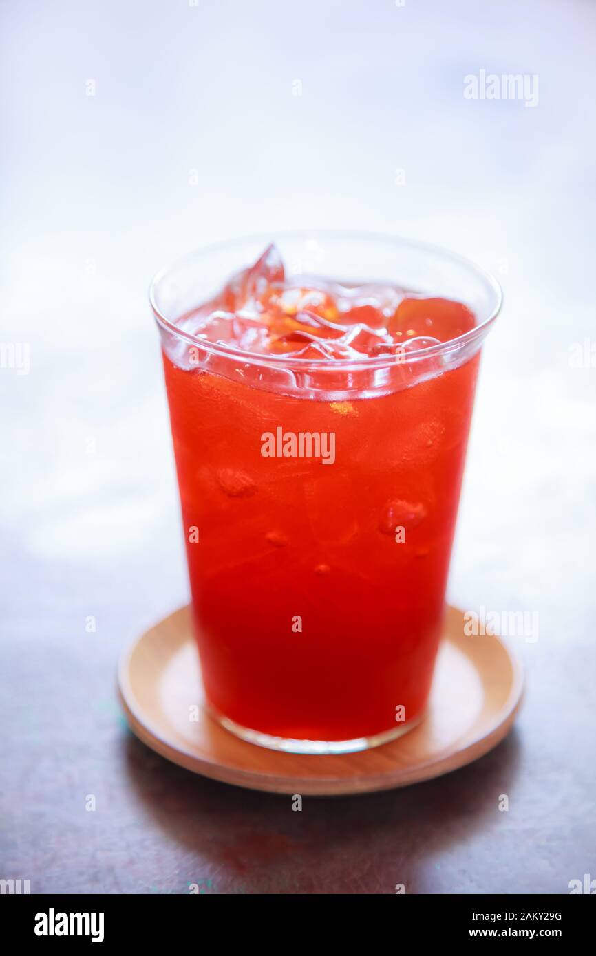 Thailändischer Aromatischer Tee, Erfrischendes alkoholfreies Getränk, um den Durst mit süßem Aroma aus Kalk und kühlendem Geschmack des thailändischen Tees zu beseitigen. Farbenfrohes Traditionelles As Stockfoto
