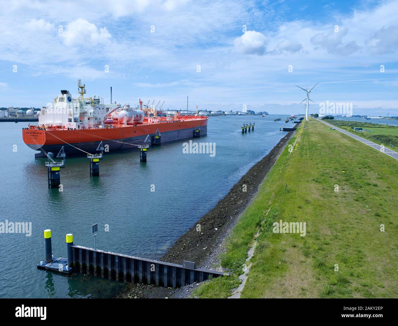 Transportschiff im Hafengebiet bei Rotterdam, Niederlande. Stockfoto