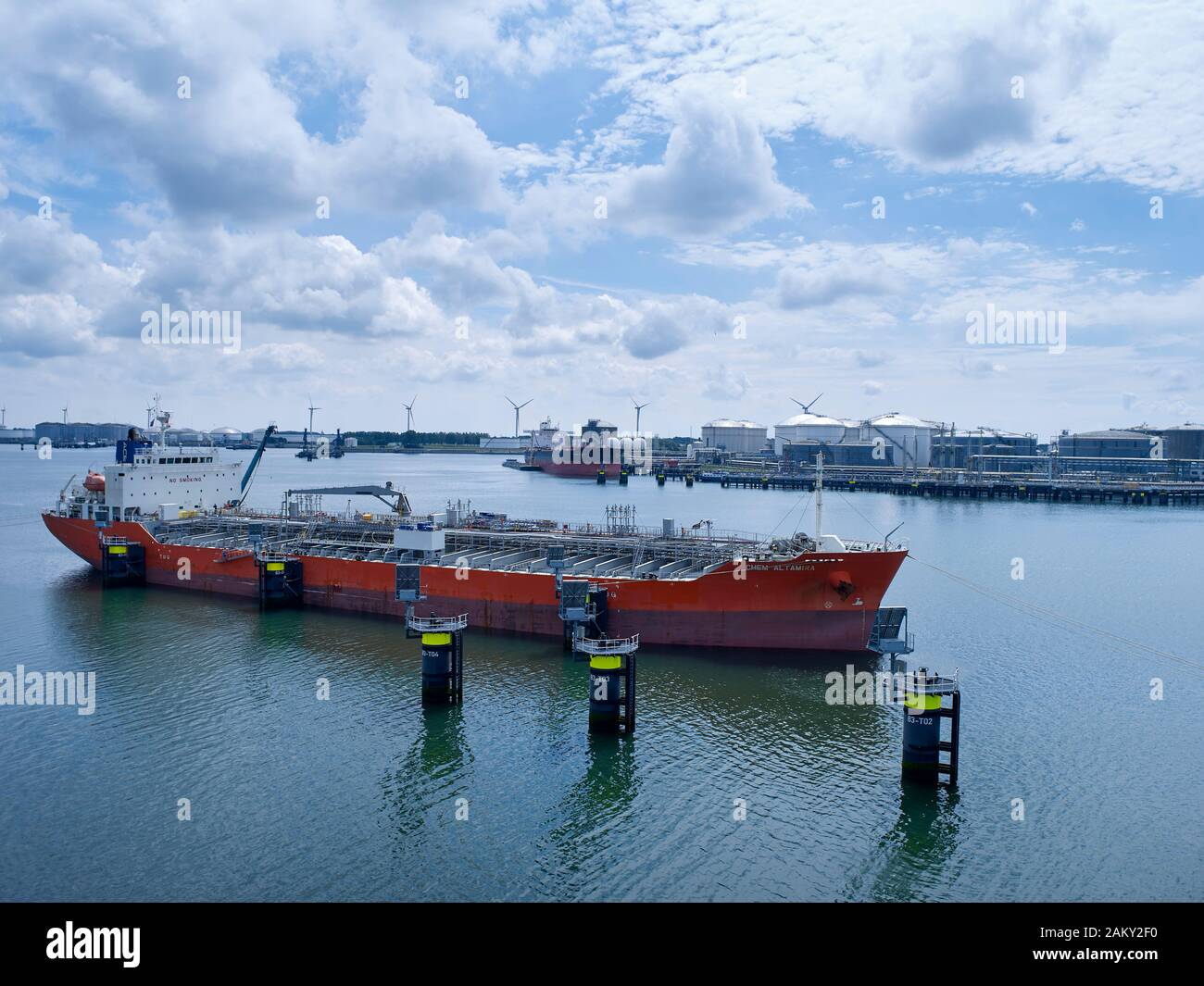 Transportschiff im Hafengebiet bei Rotterdam, Niederlande. Stockfoto