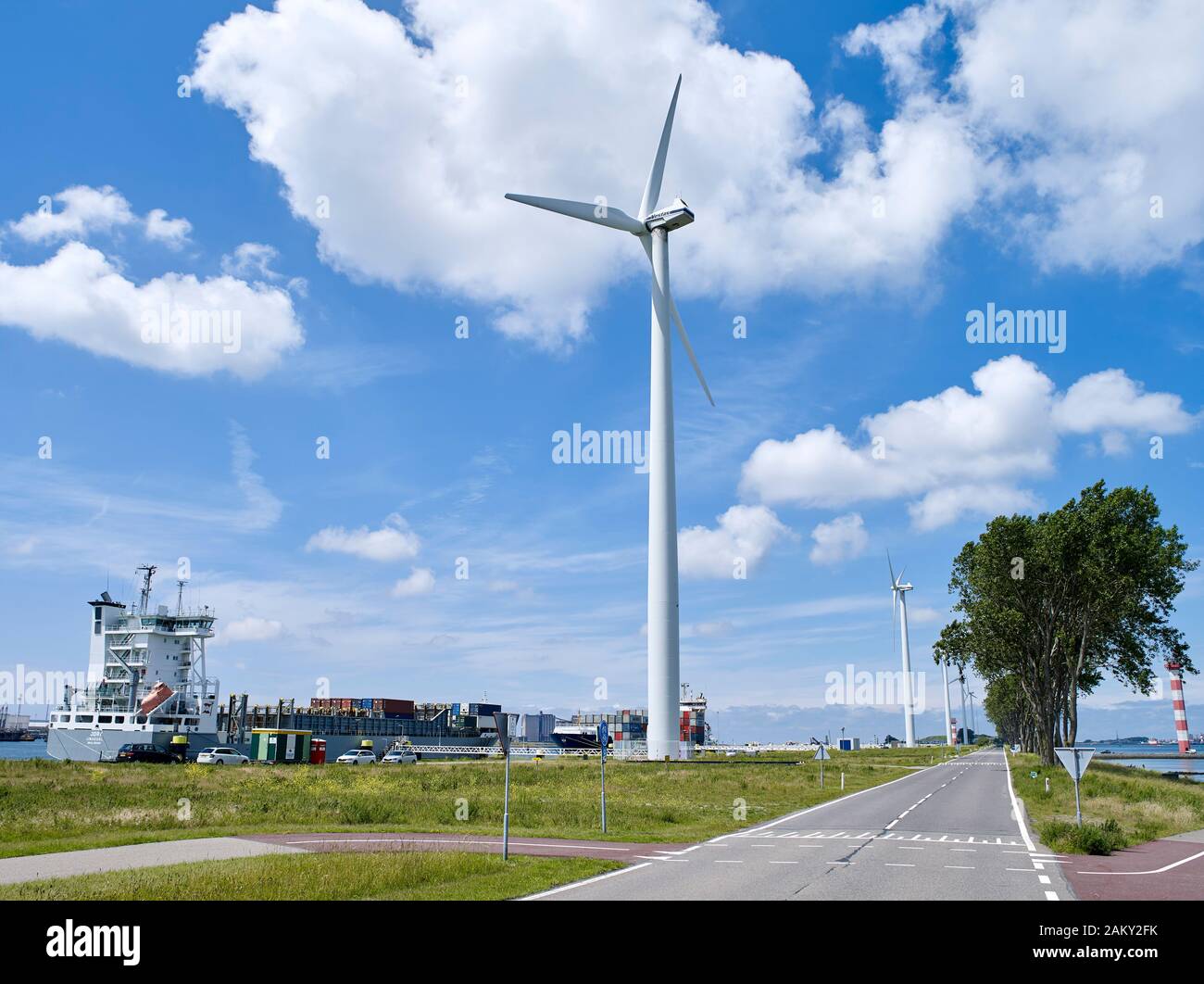 Windmühlen entlang einer Straße im Industriegebiet bei Rotterdam. Stockfoto