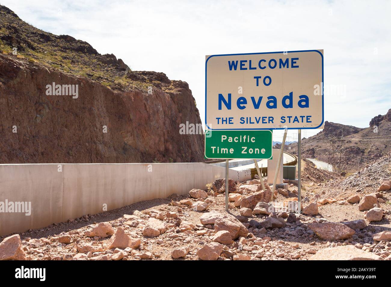 Boulder City, Nevada, USA- 01. Juni 2015: Großes Schild mit Informationen über die Staatsgrenze von Nevada und die Zeitzone Pazifik. In Der Nähe Von Hoover Dam. Stockfoto