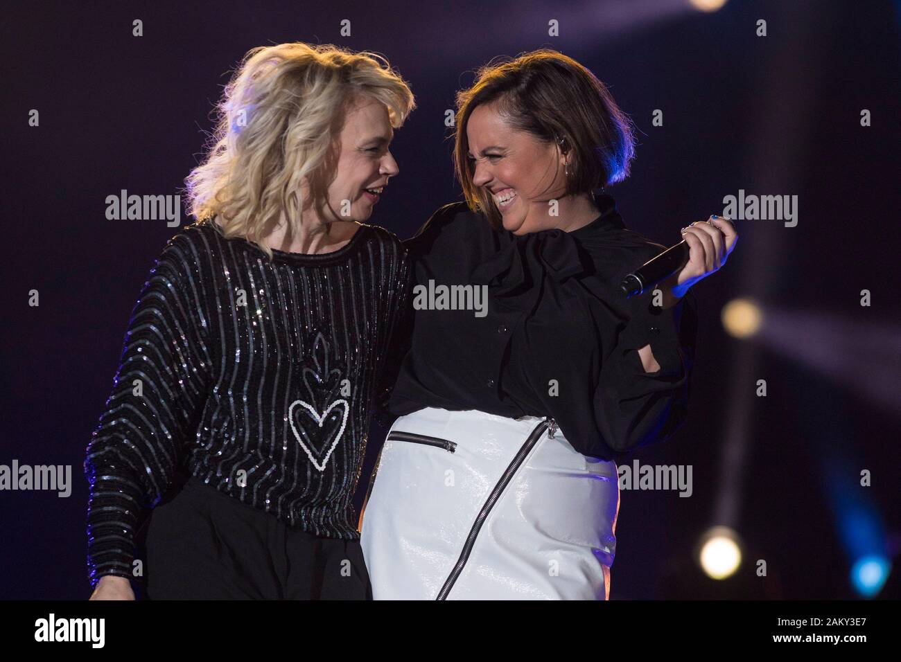 Kanadisches Künstler Martine St-Clair (links) und Ariane Moffatt auf der Bühne des Fête Nationale du Québec zeigen auf den Ebenen von Abraham in Quebec City Sonntag, Juni 23, 2019 gesehen werden. Die Fête Nationale du Québec, auch bekannt als die Fête de la St-Jean-Baptiste, ist Quebec Nationalfeiertag. Stockfoto