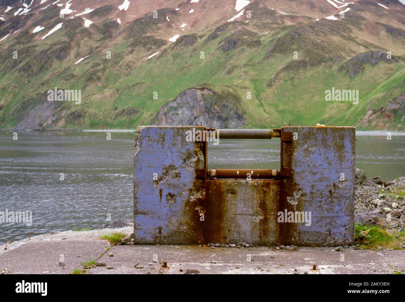 Bunker und Geschützstellungen links aus dem Zweiten Weltkrieg, aus der japanischen Invasion von Dutch Harbor, Aleuten, Alaska zu wehren. Stockfoto