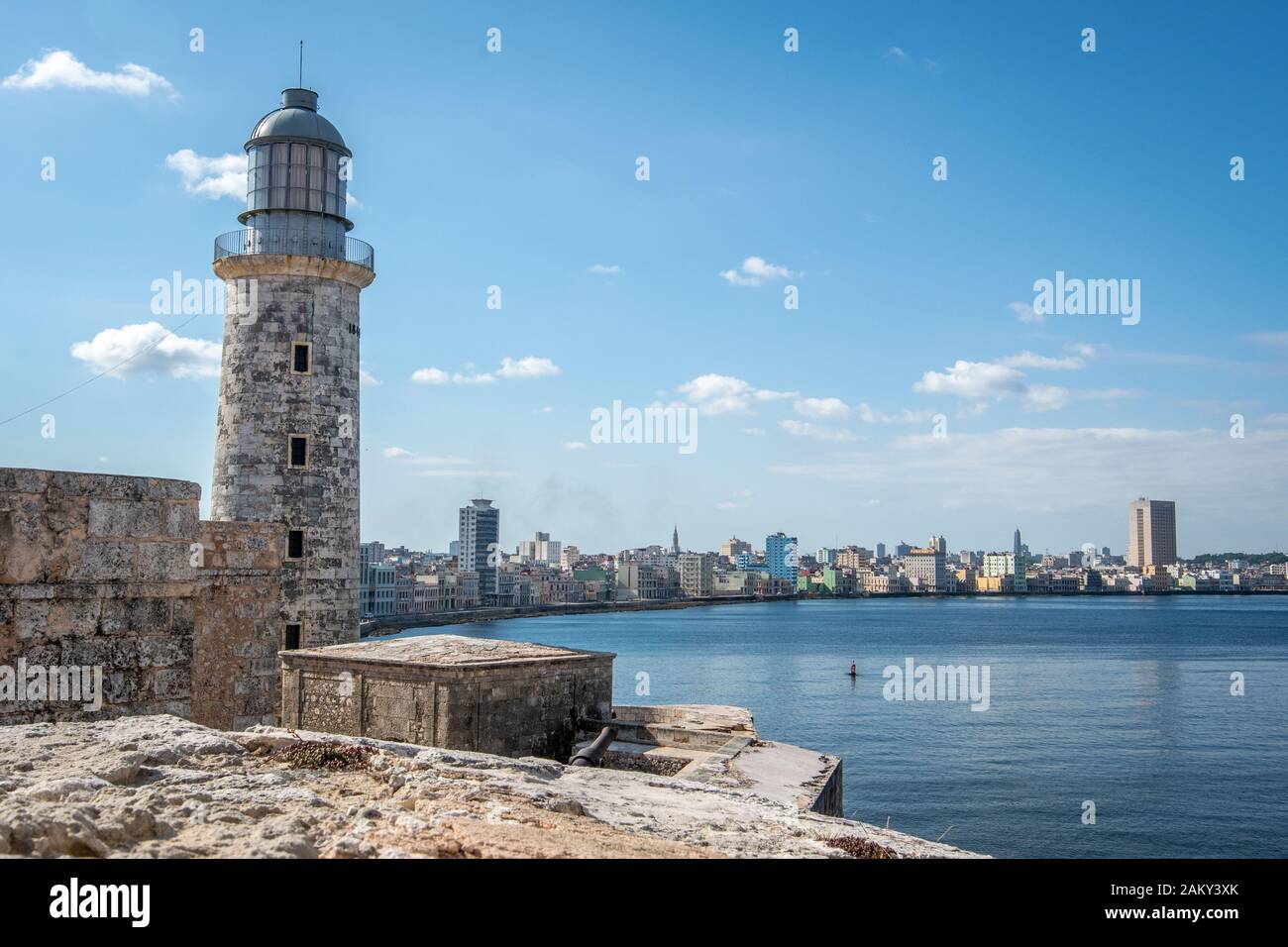 Ein Blick auf die Stadt von den Wällen neben Faro Castillo del Morro, Havanna, Kuba Stockfoto