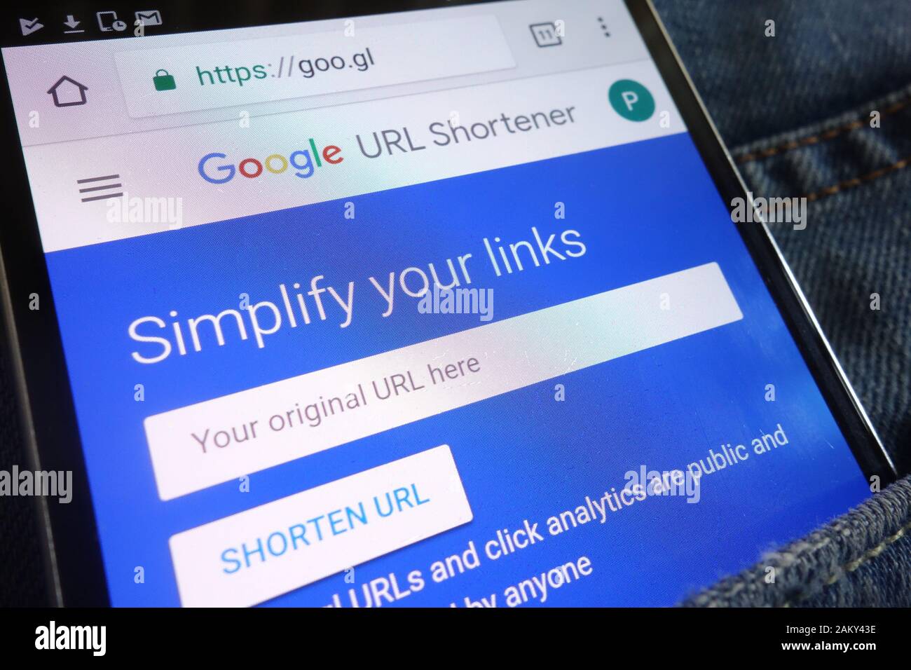 Google URL Shortener Website angezeigt auf dem Smartphone in Jeans Tasche versteckt Stockfoto