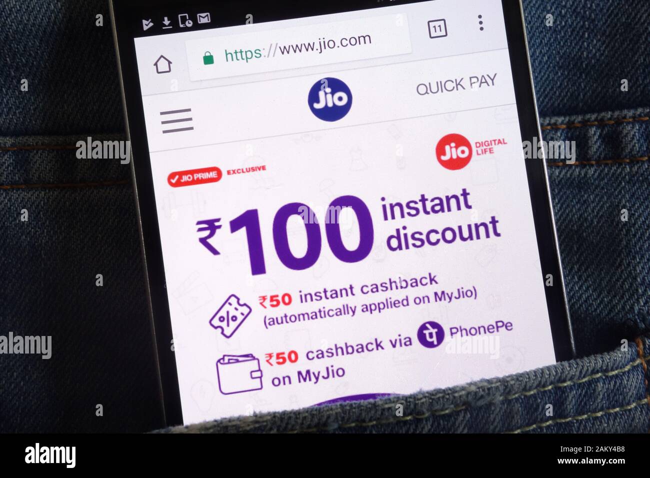 Jio Website angezeigt auf dem Smartphone in Jeans Tasche versteckt Stockfoto