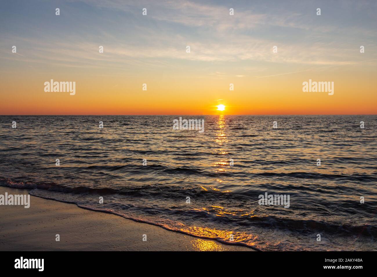 Panoramasicht auf ruhiges Meer und Sonnenuntergang an einem Strand auf der Sylt Insel in Deutschland Stockfoto
