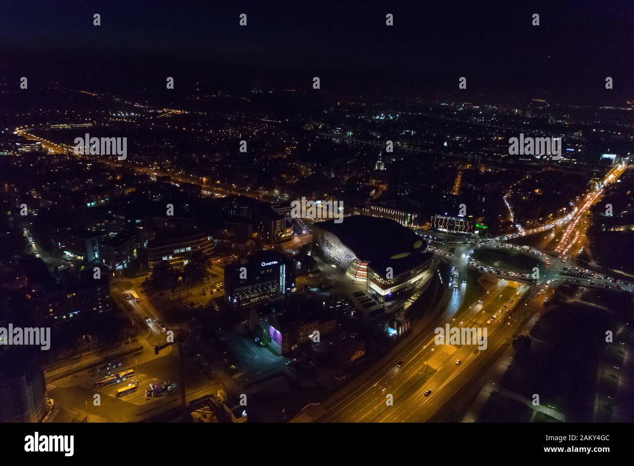 Oktober 26, 2019. Krakau, Polen. Nacht Stadt mit glänzenden Lichtern, Luftaufnahme Stockfoto