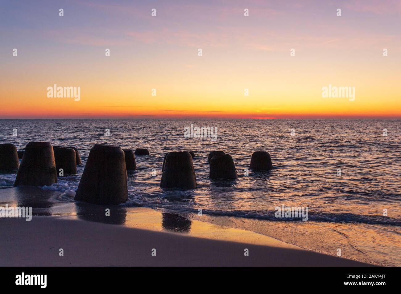 Tetrapods am Strand von Sylt Island bei Sonnenuntergang Stockfoto